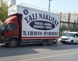 İzmir evden eve nakliyat taşımacılık eşya depolama hizmetleri veren İzmir Yalı Nakliyat firmamızın bu görselinde, firmamıza ait bir kamyon var.
