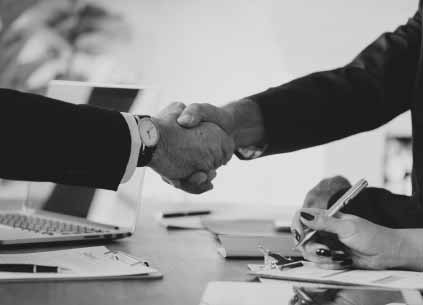 Sigortalı İzmir evden eve nakliyat hizmetimiz i&ccedil;in kullanılan g&ouml;rselde, İzmir Yalı Nakliyat firma yetkilisiyle m&uuml;şteri eşya sigortası konusunda anlaşmaya varıp el sıkışıyorlar.