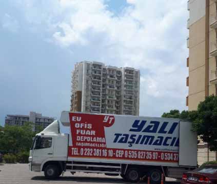 İzmir evden eve nakliyat hizmetlerimiz i&ccedil;in kullanılan g&ouml;rselde, İzmir Yalı Nakliyat firmamıza ait tam donanımlı nakliye aracımız bulunmakta.